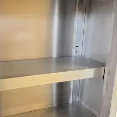 CAT Edelstahl Wandhngeschrank WHSS-12-035 mit doppelwandigen Schiebetren - Detailansicht des hhenverstellbaren und belastbaren Zwischenbodens.