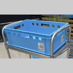 Hupfer Edelstahl Servierwagen VarioCart VC 6x4/3M im Einsatz mit 60x40 cm Eurobox. Drei schallgedmmte, hhenverstellbare Borde - ideal fr Transport und Lagerung.