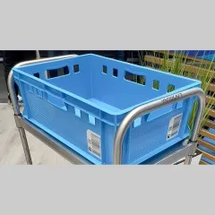Seitenansicht des Hupfer Edelstahl Servierwagens VarioCart VC 6x4/3M mit drei Borden und 60x40 cm Euroboxen - ideal fr Transport und Lagerung in hygienischen Bereichen.