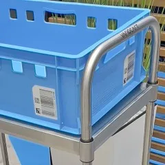 Detailansicht des Schubbgels am Hupfer Servierwagen VarioCart VC 6x4/3M mit 3 hhenverstellbaren Borden fr 60x40 cm Eurobehlter - stabil, hygienisch und leicht manvrierbar.