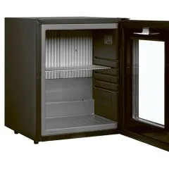 Innenansicht der kompakten NordCap Minibar TM 33-G mit Glastr, LED-Innenbeleuchtung, geruscharmer Absorbertechnik, abschliebar, 35 l Nutzinhalt, ideal fr Hotelzimmer.