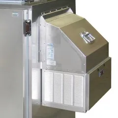 Ansicht des STFSEIT V Seitenkhlaggregats im montierten Zustand an einer Khlbox. Die spezielle Ausfhrung mit Edelstahlverdampfer ist resistent gegen aggressive Ausdnstungen – ideal fr Abfall-, Konfiskat- oder Biomllkhler.