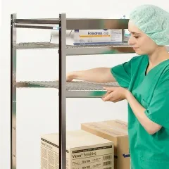 Anwendungsbeispiel der Hupfer Norm-5 Drahtrostauflage im Lager fr Sterilgut einer Klinik oder Praxis, optimal fr hchste hygienische Ansprche.