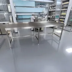 Abbildung des CAT-Edelstahl Arbeitstischs ATV08 mit 260 cm Lnge und 60 cm Tiefe. Mit 6 stabilen, hhenverstellbaren Standfen und ergonomischer Arbeitshhe von 95 cm. Die 1,5 mm starke, holzfrei unterftterte Edelstahlplatte ist ideal fr nasse Bereiche