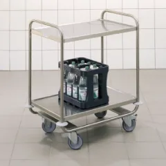 Anwendungsbeispiel des Hupfer Edelstahl Servierwagens SSW 8x5-2, Art.-Nr. 0112172. Stabiler Etagenwagen mit zwei Borden 800x500 mm und Nutzlast bis 120 kg. Geeignet fr Hotel, Klinik, Jugendherberge, Apotheke, Metzgerei, Bckerei, Pharma oder Laborbereich