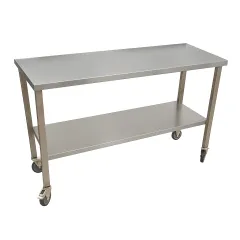 Fahrbarer Edelstahl Arbeitstisch 80 cm tief mit Ablageboden und Edelstahl Rollenausfhrung. Holzfrei unterftterte Tischplatte, ideal fr Nass- und Feuchtbereiche sowie hohe Hygieneanforderungen in Klinik, Labor, Feuerwehr, Medizin, Pharma und Lebensmitte