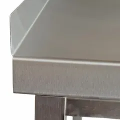 CAT Edelstahl Arbeitstisch ATB08-04-30 mit stabilem Ablageboden. Detailansicht der hinteren Aufkantung der 1,5 mm holzfrei unterftterten Arbeitsplatte. Ideal fr hygienische Lebensmittelverarbeitung in Gastronomie, Bckerei oder Konditorei.