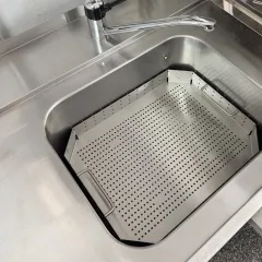 Der Edelstahl Siebeinsatz SEB-50x50-Uni 480x480x60/106 mm passt in Splbecken 50x50 cm. Mit gelochtem Boden, umlaufendem Rand, zwei Bgelgriffen und vier Kunststofffen. Ideal fr den professionellen Einsatz am Zulauftisch von Splmaschinen.