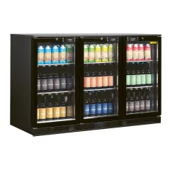 Rckbuffet-Unterbaukhlschrank NordCap RBS 1355-87-D mit drei Glas-Drehtren, befllt mit Getrnken als Anwendungsbeispiel – Energieeffizienzklasse B, 278 l Nutzinhalt, Temperaturbereich -1 bis +10 C – abgebildete Getrnke dienen nur der Ansc
