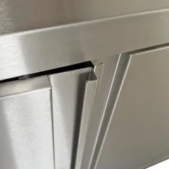 CAT Edelstahl Wandhngeschrank WHL-05-04 mit 1 doppelwandige Flgeltr - Detailansicht des oberen Bereichs und der Griffleiste der Flgeltren.