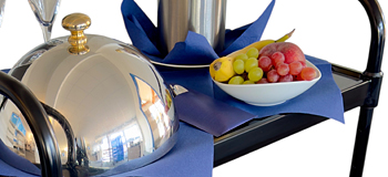 Detailansicht: schwarzer Hupfer Edelstahl-Servierwagen mit Fr�chten und Glosche - elegant f�r Zimmerservice sowie Tagungen und Bankett.